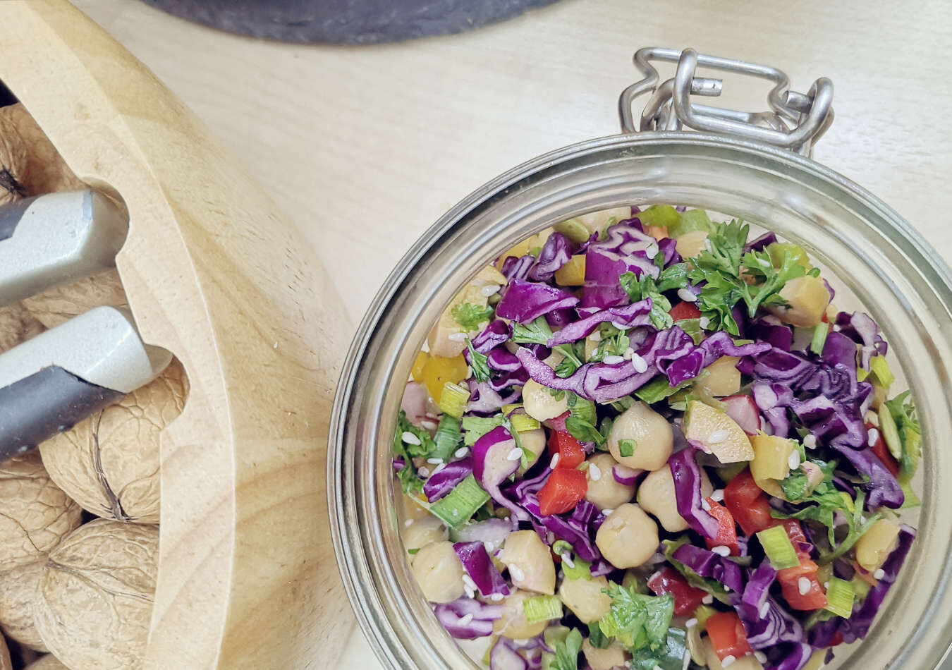 Kaip salotas paversti sočiu ir visaverčiu patiekalu