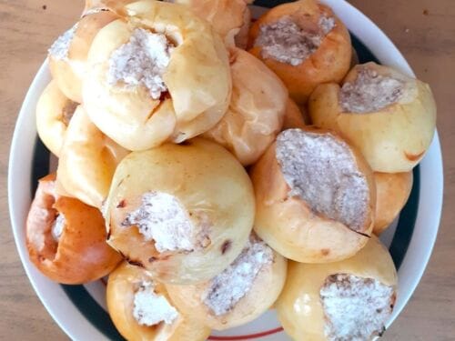 Kepti obuoliai, įdaryti varške ir cinamonu