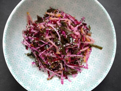 svieziu-burokeliu-ir-moliugu-salotos-su-juros-dumbliais