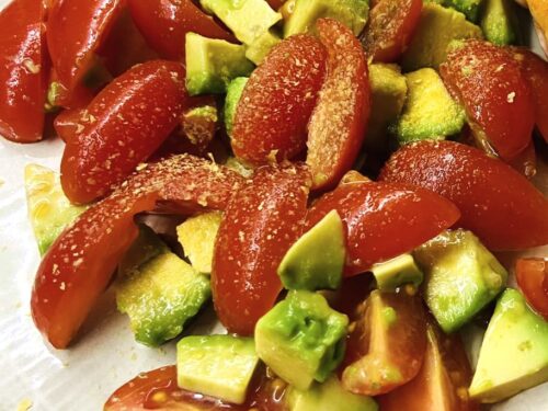 pomidoru-ir-avokado-salotos