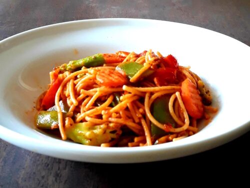 viso-grudo-daliu-spageti-makaronai-su-darzovemis