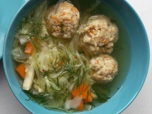 Darzoviu-sriuba-su-baltos-zuvies-kukuliais