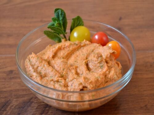 Avinzirniu-ir-alyvuogiu-uztepele-su-pomidorais