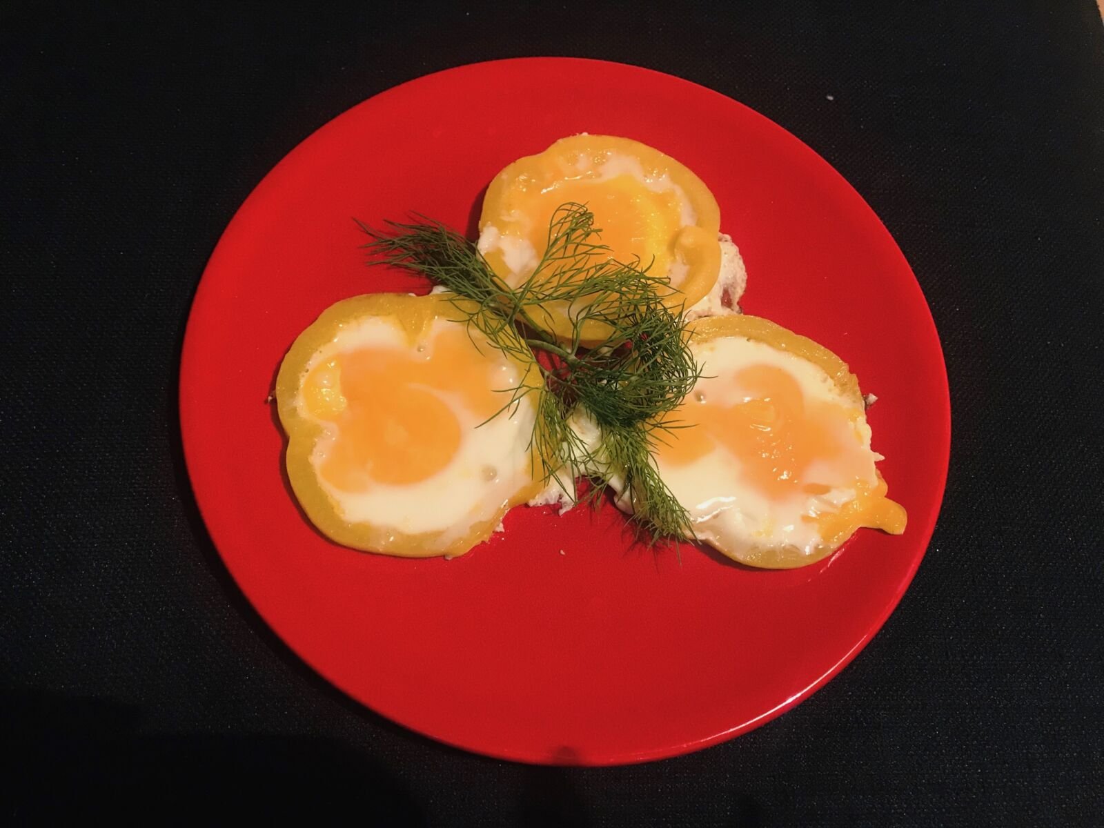 kiausiniai-kepti-paprikoje