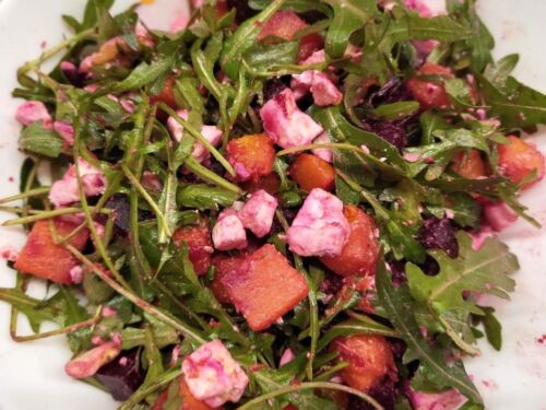 Svieziu-burokeliu-rukolos-ir-ozkos-surio-salotos