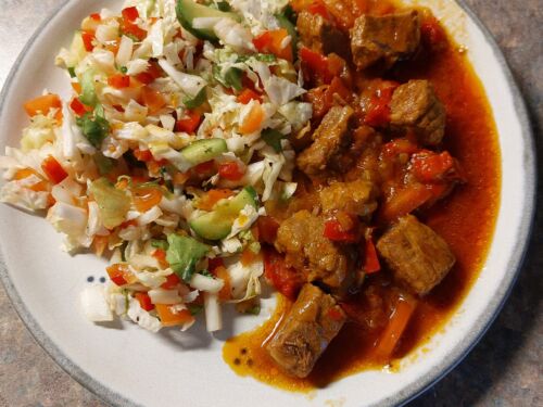 Jautienos-guliasas-su-morkomis-ir-paprikomis