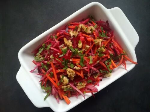 svieziu-burokeliu-ir-ropiu-salotos-su-graikiniais-riesutais