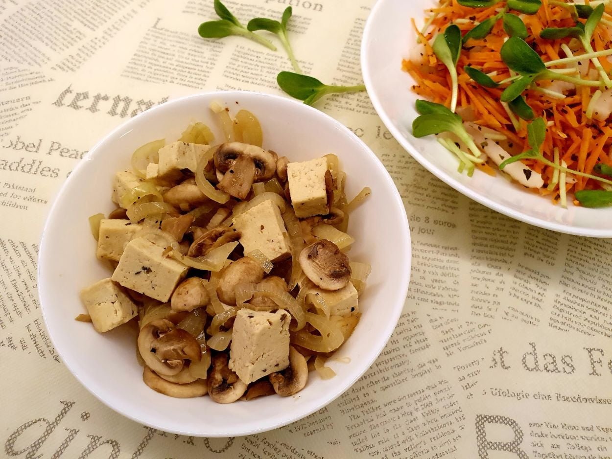 keptas-tofu-suris-su-pievagrybiais