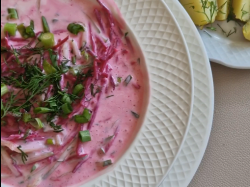 Tirsti-saltibarsciai-su-svieziais-burokeliais-kefyru-ir-agurkais