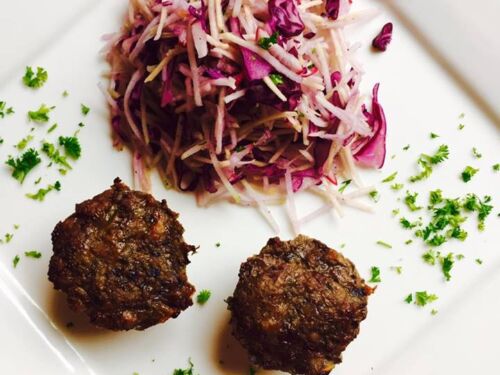 mesos-keksiukai-su-ropiu-ir-kopusto-salotomis