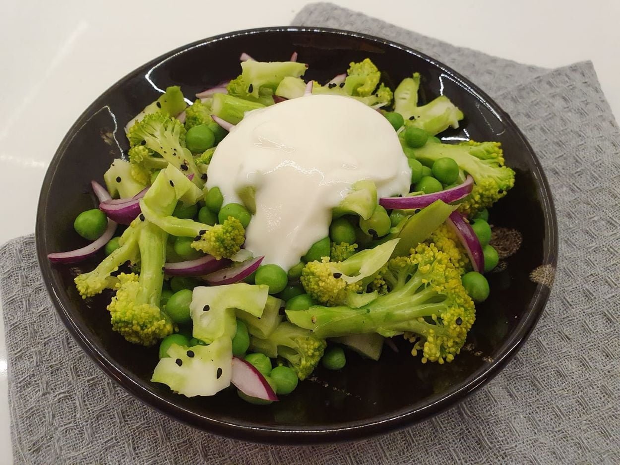 salotos-su-brokoliu-ir-zirneliais