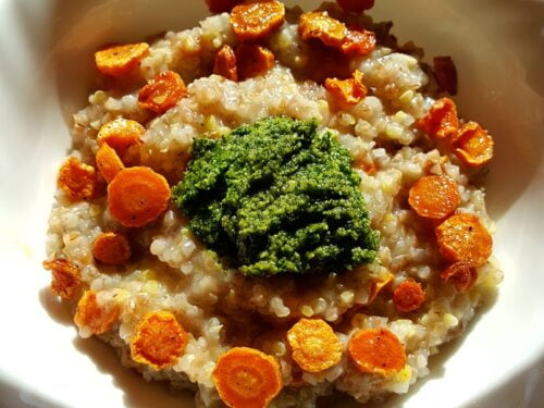 Mieziniu-ir-kvietiniu-kruopu-kose-su-krapu-pesto