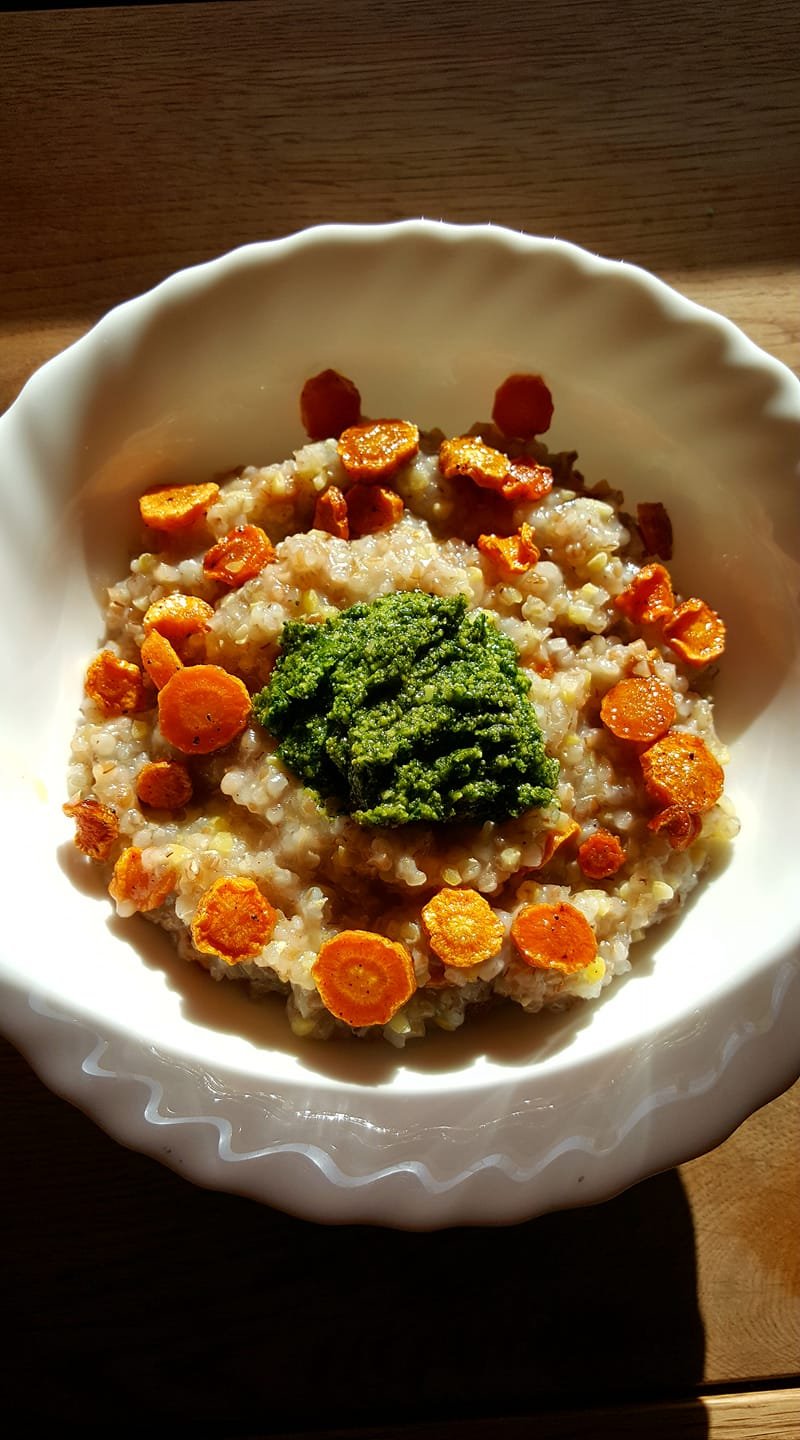 Mieziniu-ir-kvietiniu-kruopu-kose-su-krapu-pesto