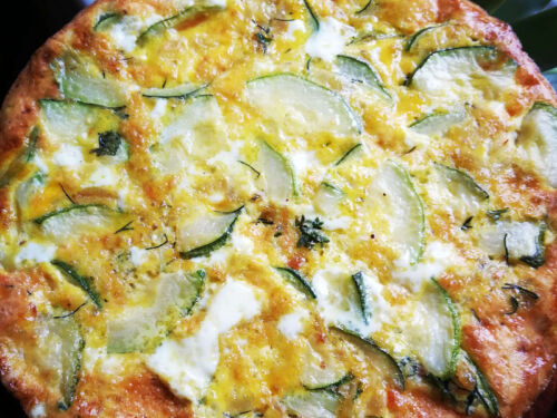 Keptas orkaitėje omletas su cukinija ir krapais