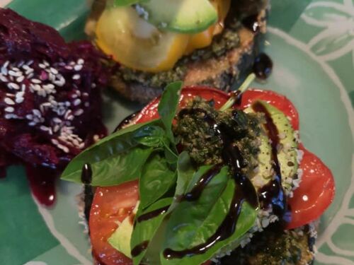 Orkaiteje keptos cukinijos su baziliku bei petražolių pesto