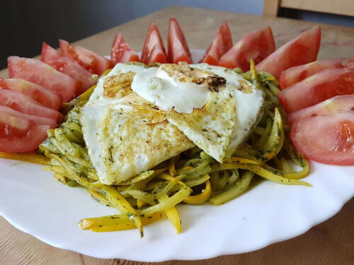 Kiaušiniai su cukinijų makaronais ir krapų pesto