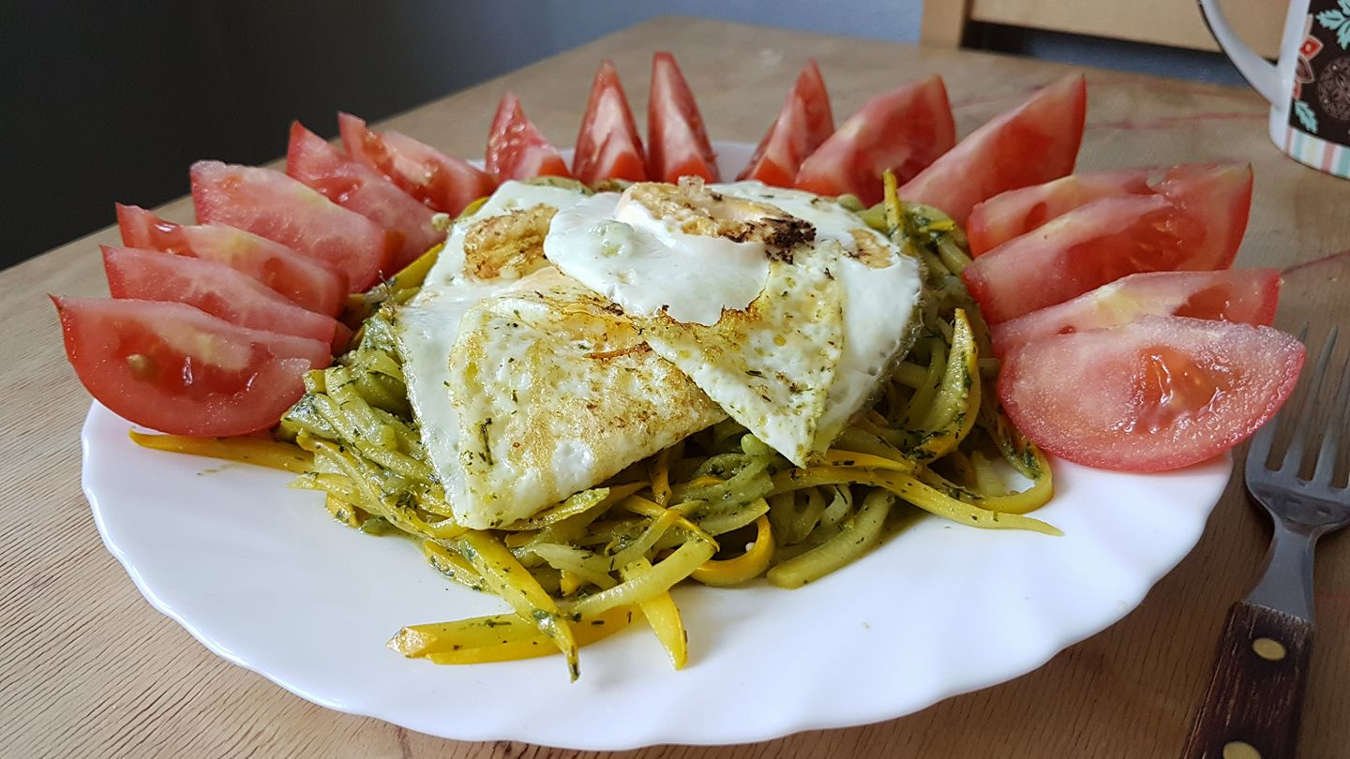 Kiaušiniai su cukinijų makaronais ir krapų pesto