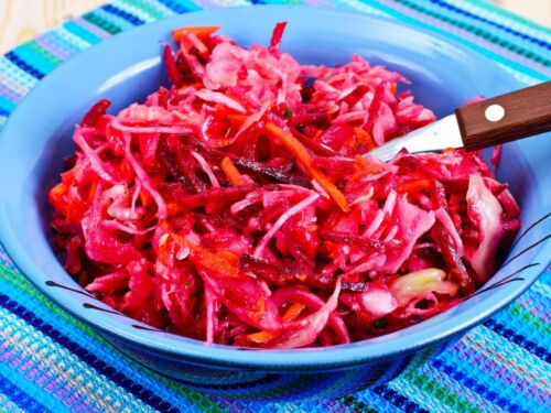 Raugintų kopūstų ir šviežių burokėlių salotos – greitos ir kupinos vitaminų