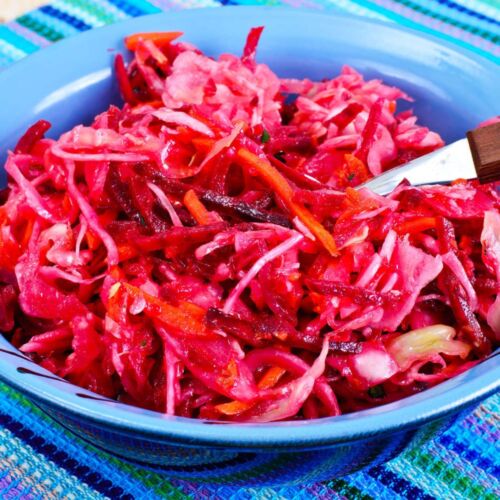 Raugintų kopūstų ir šviežių burokėlių salotos – greitos ir kupinos vitaminų