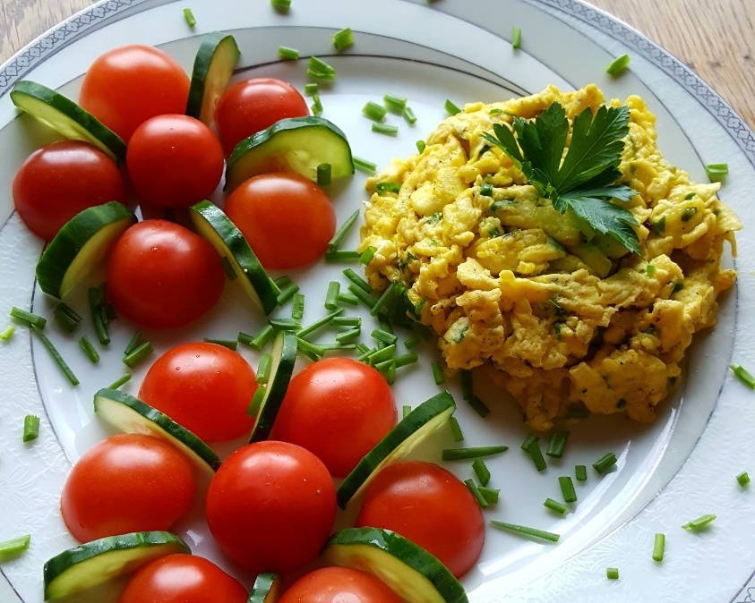 Kepti kiaušiniai su daržovėmis - sveiki receptai