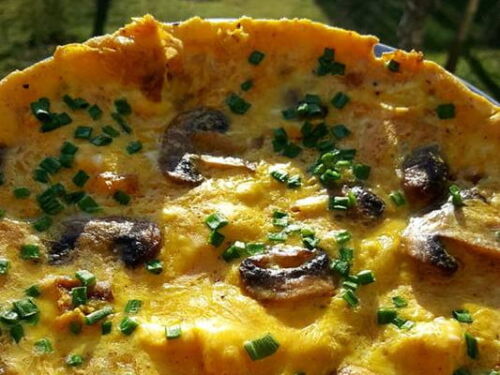 Omletas su pievagrybiais, ciberžole ir petražolėmis