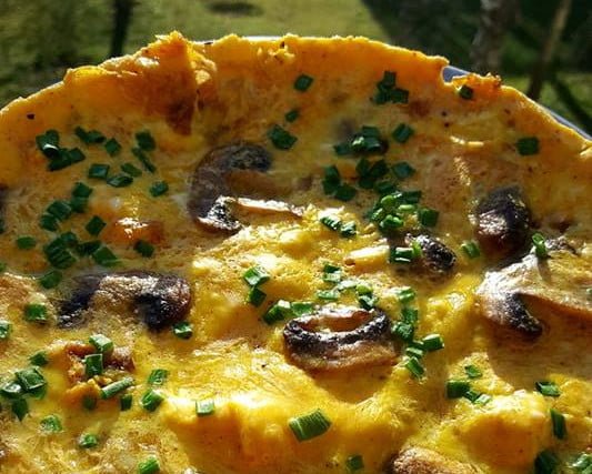 Omletas su pievagrybiais, ciberžole ir petražolėmis