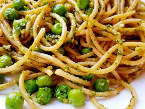 Pilno grūdo makaronai su žirneliais ir krapų Pesto