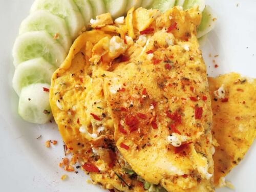 Omletas su grūdėta varške ir avokado įdaru