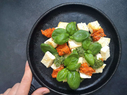 Keptas tofu sūris su pesto padažu