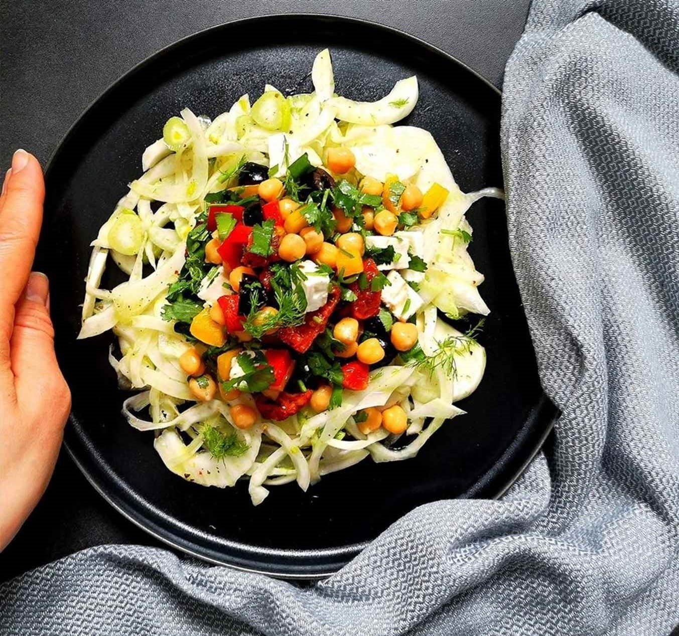 Avinžirnių salotos su pankoliu, alyvuogėmis ir fetos sūriu