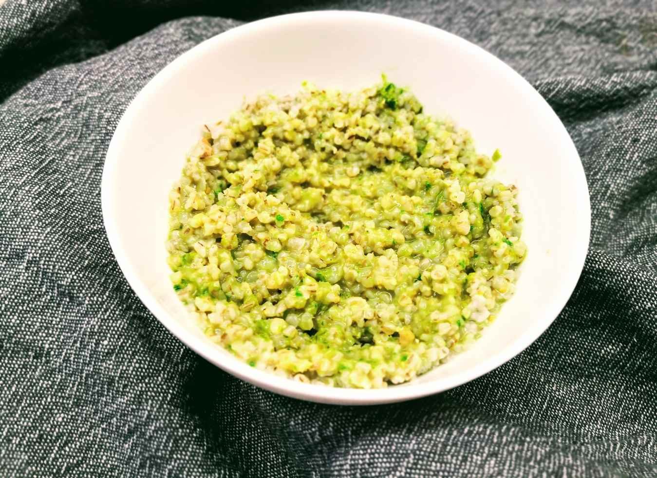 Miežinė košė su pesto padažu