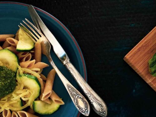 Pilno grūdo makaronai su cukinija ir pesto