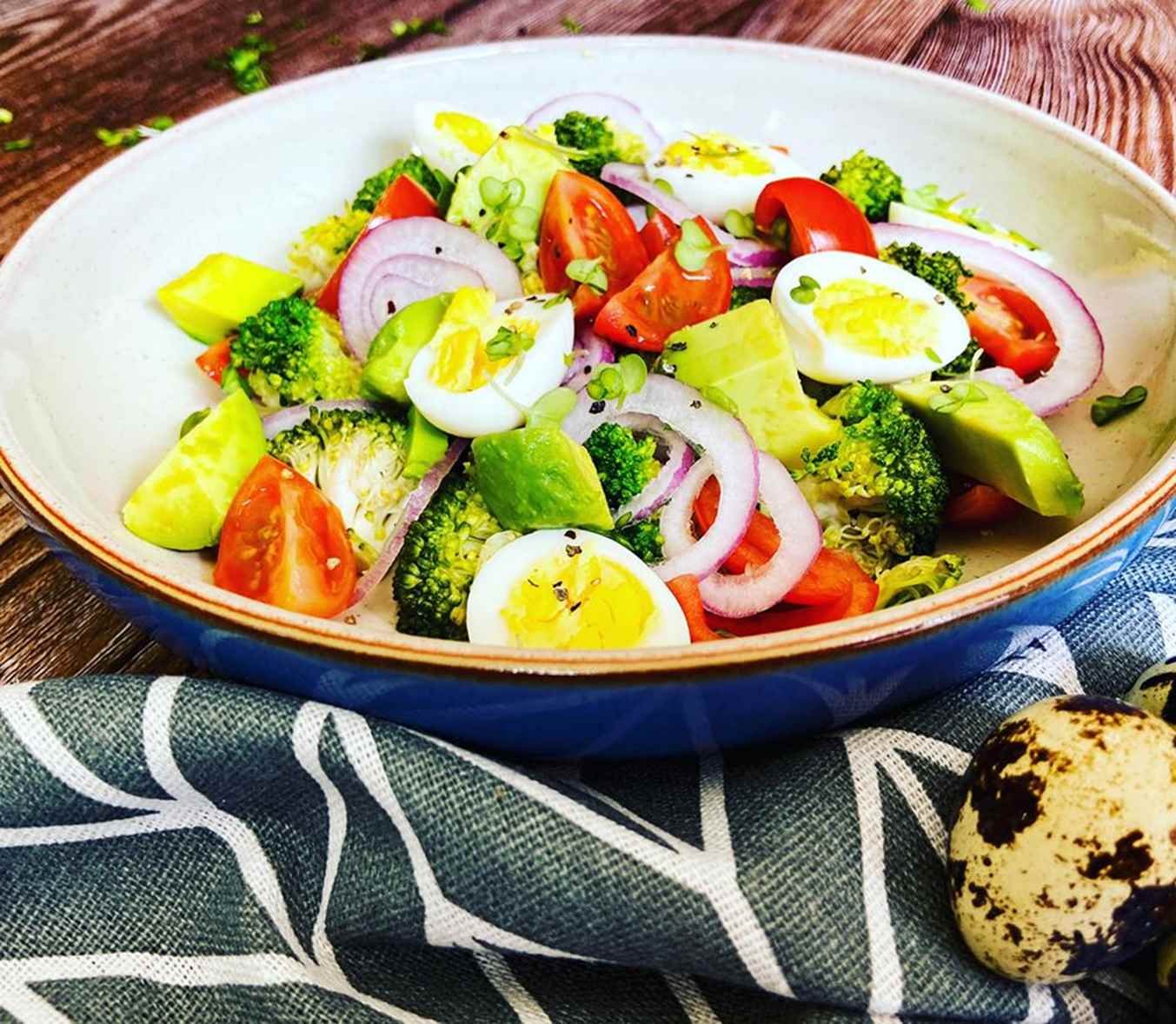 Salotos iš brokolio, avokado, pomidorų ir putpelių kiaušinių