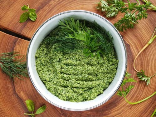 Pesto padažas iš morkų lapelių ir krapų