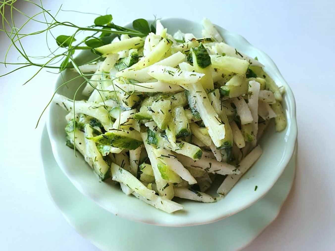 Kaliaropės ir agurko salotos