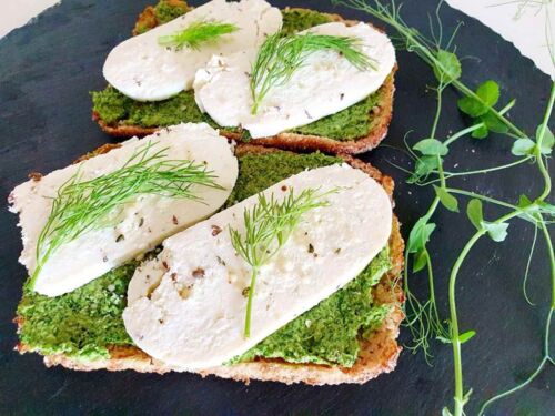 Sumuštinis su krapų pesto ir varškės sūriu