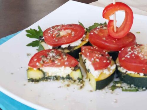 Keptos cukinijos griežinėliai su feta ir pomidoru