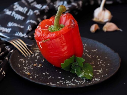 Kepta paprika, įdaryta lęšiais ir kopūstais bei pagardinta Džiugo sūriu