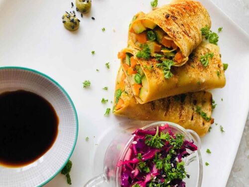 Tofu lakšto daržovių suktinukai su sojos padažu ir riešutų sviestu