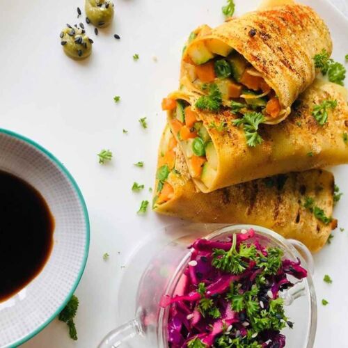 Tofu lakšto daržovių suktinukai su sojos padažu ir riešutų sviestu