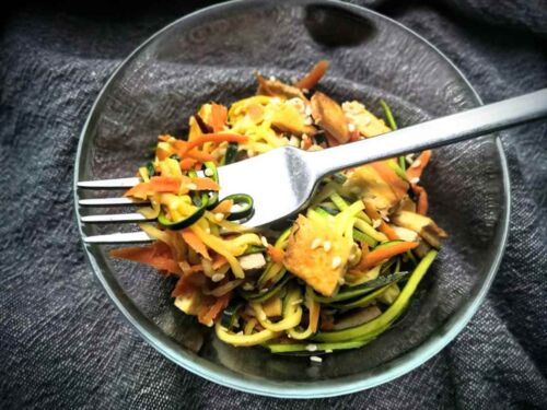 Sojų padaže marinuotas tofu su cukinijų makaronais ir morkomis