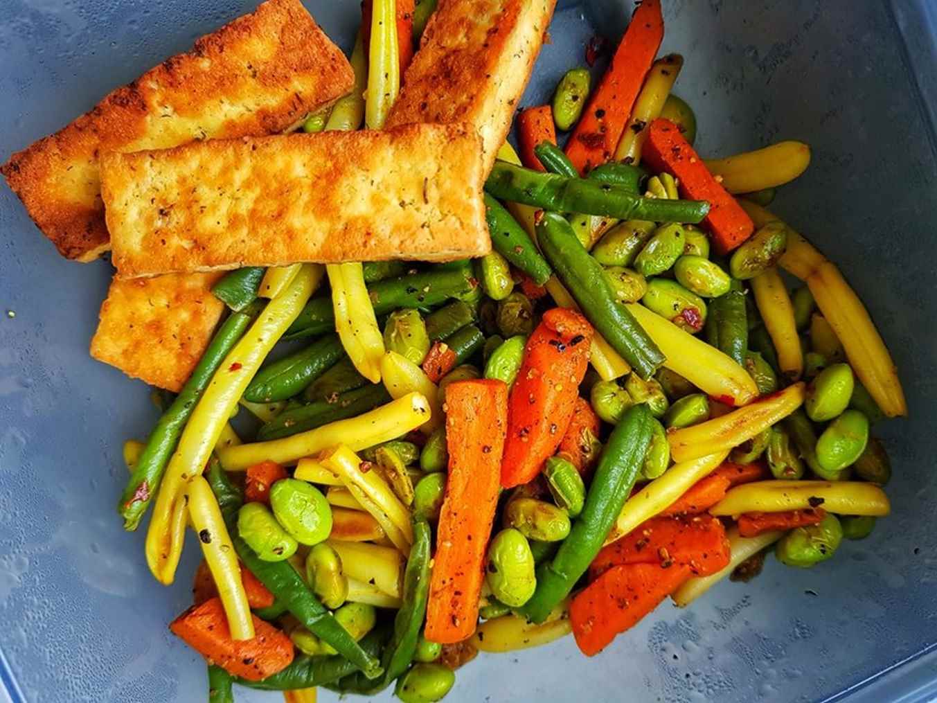 Tofu su edamame pupelėmis ir ciberžole