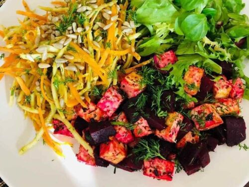 Tofu su orkaitėje keptais burokėliais, salieru ir morkomis