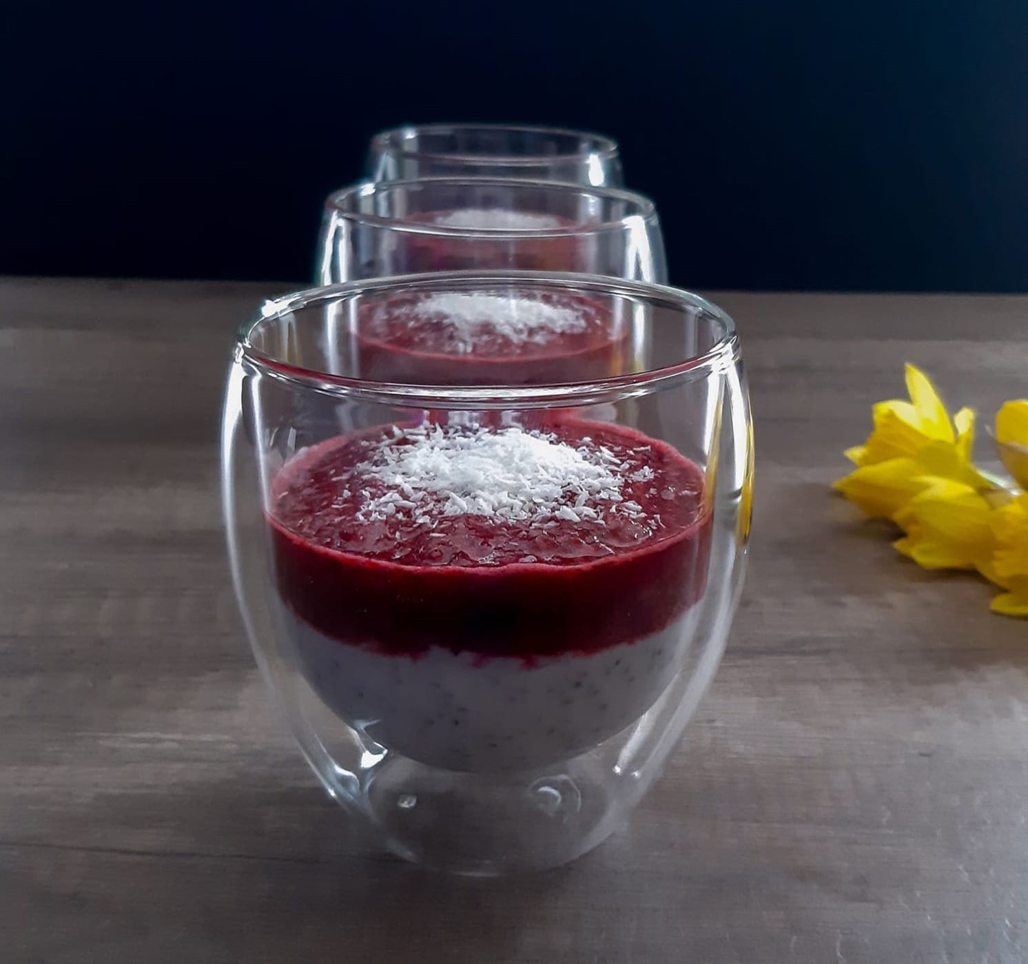 kokosu-pieno-desertas-su-chia-seklomis-ir-vysniomis
