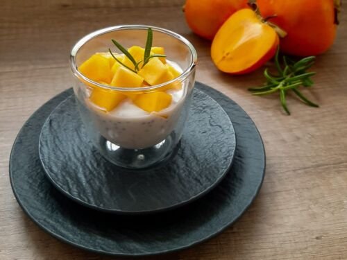 kokosu-pieno-desertas-su-chia-seklomis-ir-persimonu