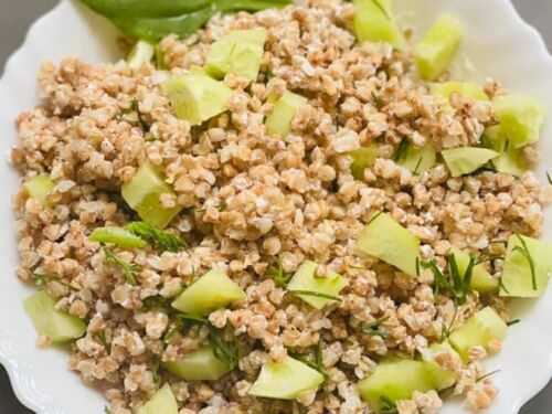 grikiu-kose-su-kefyru-ir-agurkais