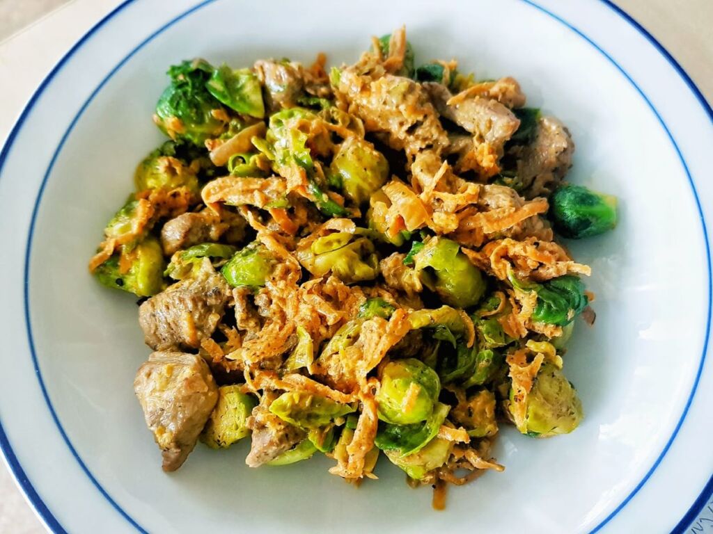 kalakutiena-su-briuselio-kopustais