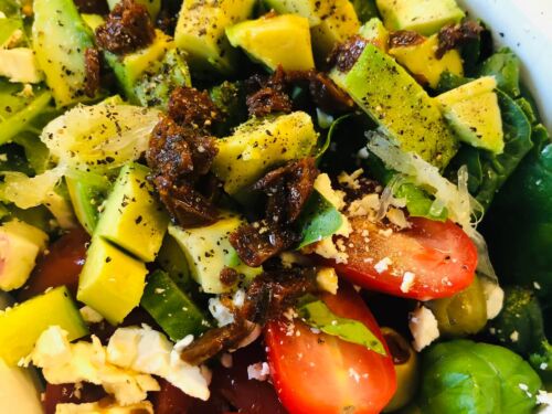 agurku-pomidoru-spinatu-su-avokadais-salotos