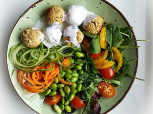 falafeliai-su-naturalaus-jogurto-ir-zoleliu-padazu