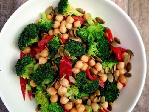 brokoliu-ir-avinzirniu-salotos